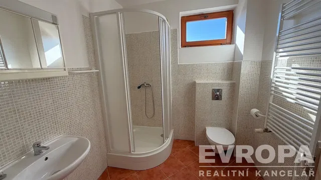 Badezimmer; fliesenboden, tageslicht