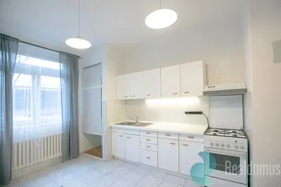 Cucina; elettrodomestici, pavimento in piastrelle, luce naturale
