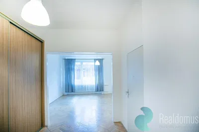 Soggiorno; luce naturale, pavimento in legno