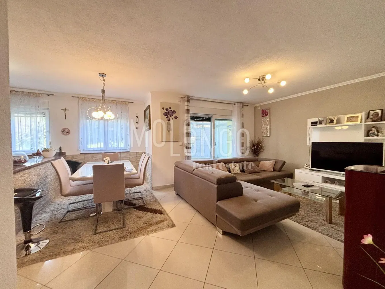 Obývací pokoj; dlažba, přirozené světlo