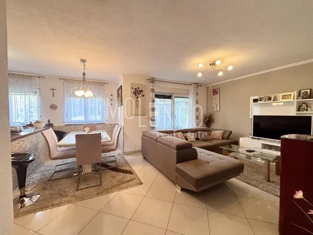 Salon; carrelage, lumière naturelle