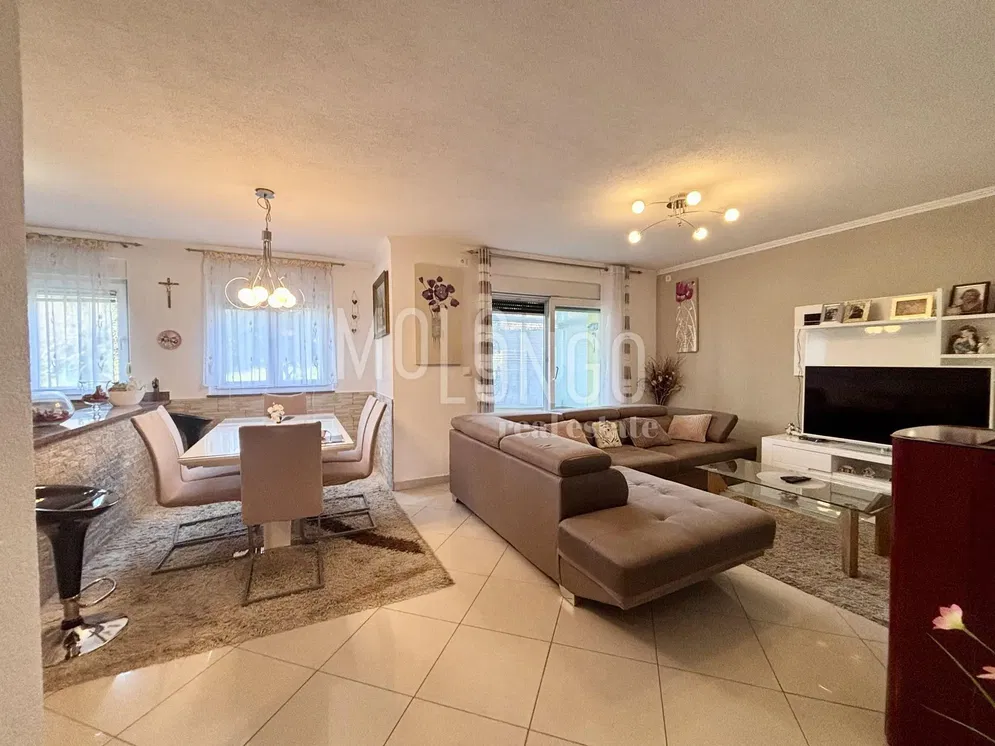 Obývací pokoj; dlažba, přirozené světlo