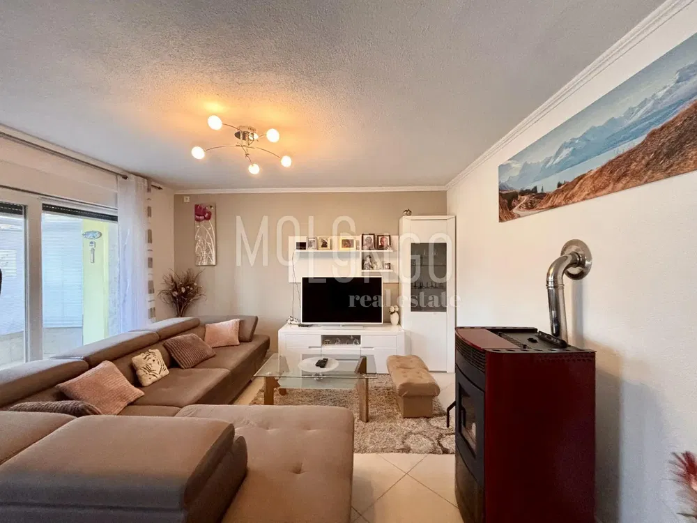 Obývací pokoj; krb, přirozené světlo, moderní styl