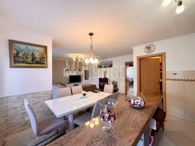 Obývací pokoj; dlažba, přirozené světlo