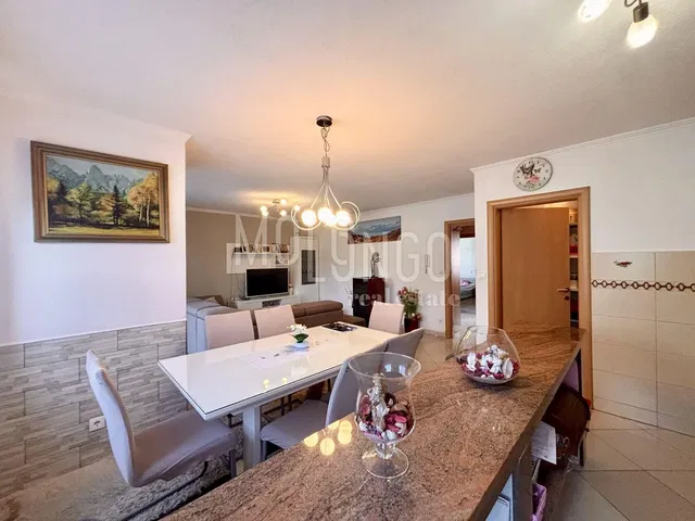 Salon; carrelage, lumière naturelle