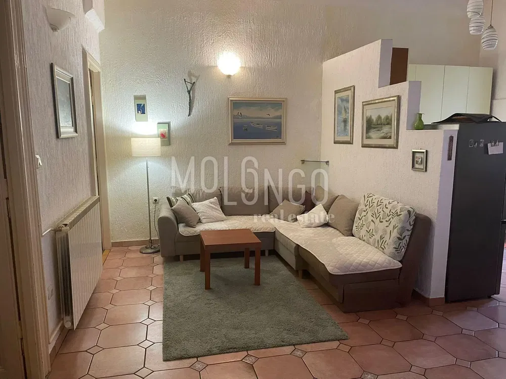 Wohnzimmer; fliesenboden, tageslicht