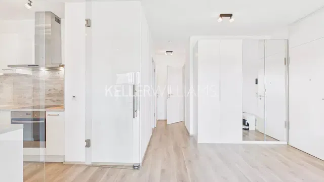 Kuchyňa; drevená podlaha, po rekonštrukcii, prirodzené svetlo