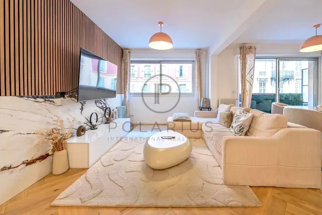 Woonkamer; uitzicht, houten vloer, natuurlijk licht, moderne stijl