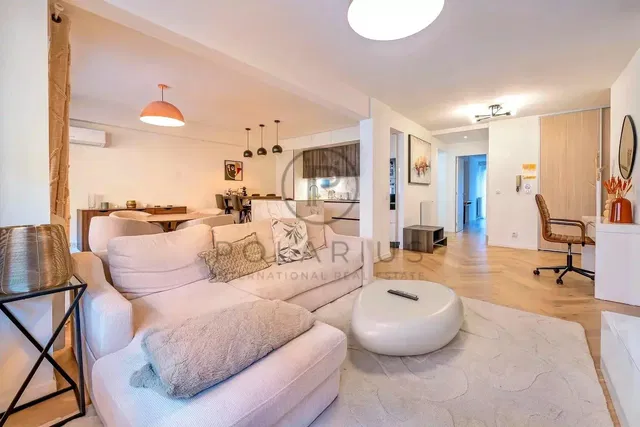 Woonkamer; natuurlijk licht, moderne stijl, houten vloer