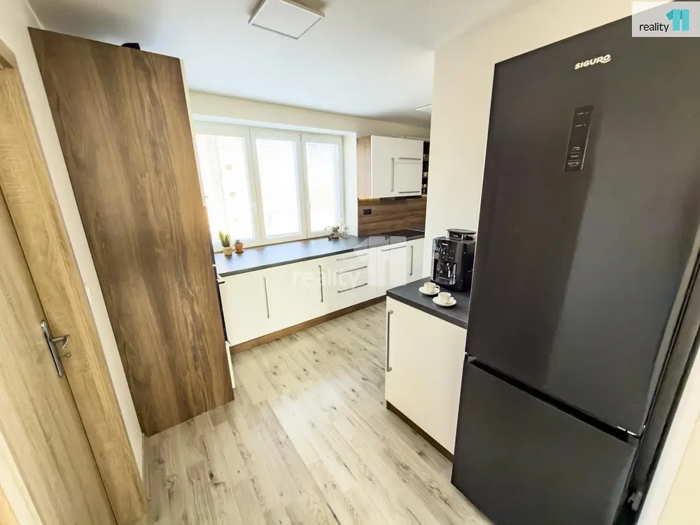 Cucina; elettrodomestici, luce naturale, stile moderno