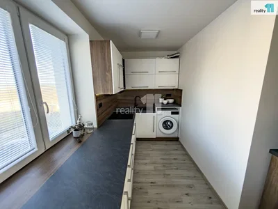 Cucina; elettrodomestici, luce naturale, stile moderno