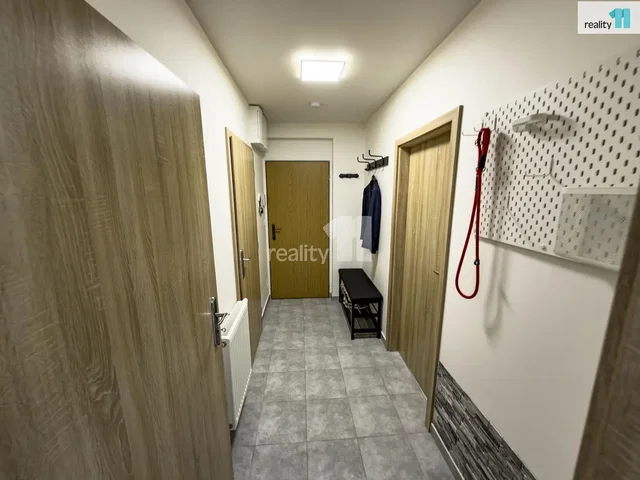 Vestiaire; carrelage, lumière naturelle