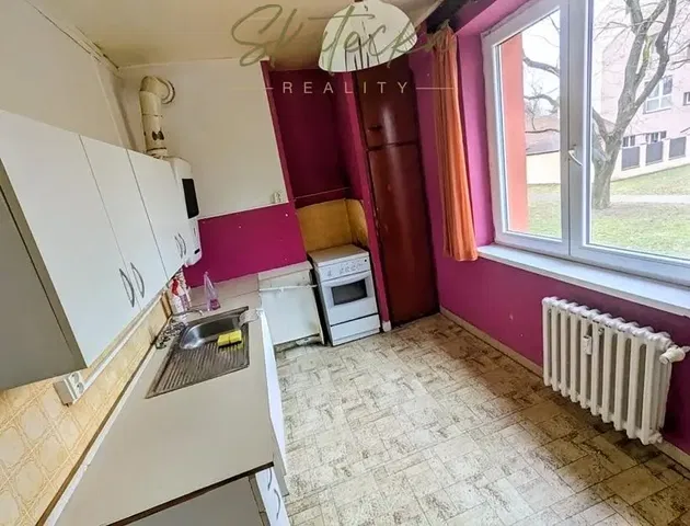 Kuchnia; sprzęt kuchenny, podłoga z płytek, wymaga remontu, światło dzienne