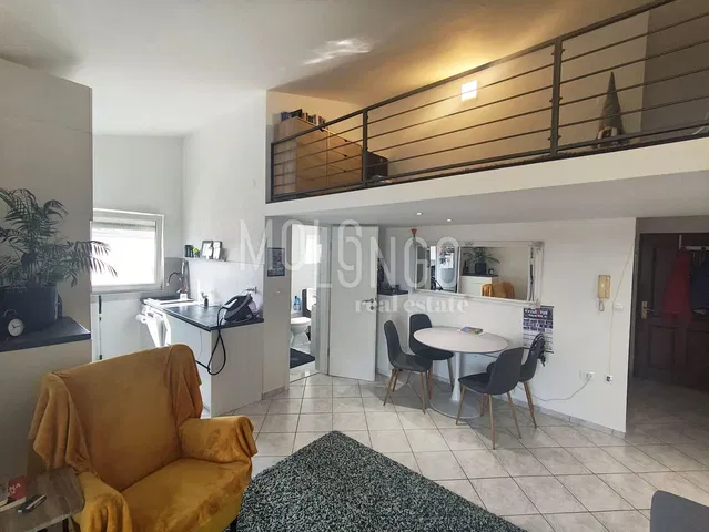 Σαλόνι; πλακάκια, συσκευές κουζίνας, φυσικό φως