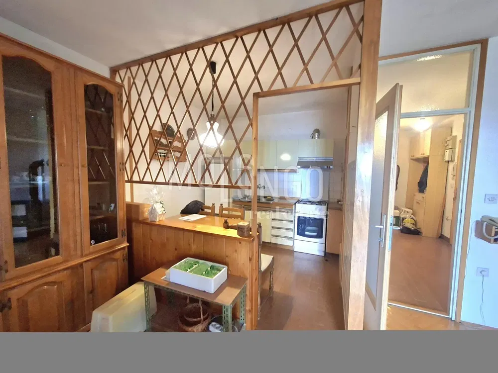 Kuchyně; dřevěná podlaha, dřevěné trámy, rustikální styl