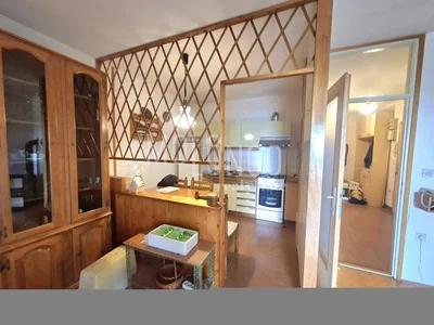 Kuchyně; dřevěná podlaha, dřevěné trámy, rustikální styl