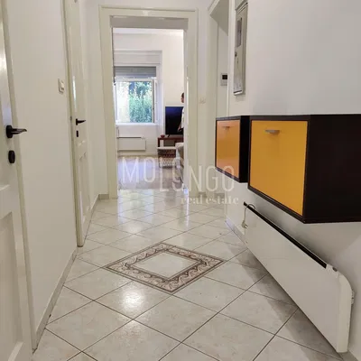 Garderobe; fliesenboden, tageslicht