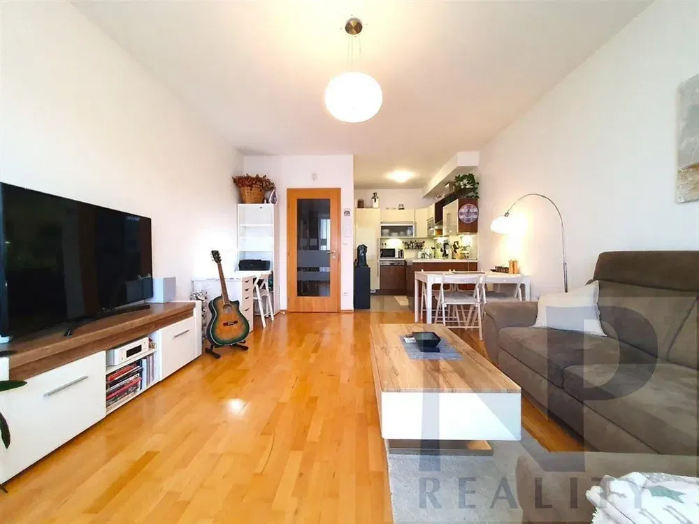 Wohnzimmer; holzboden, tageslicht, moderner stil