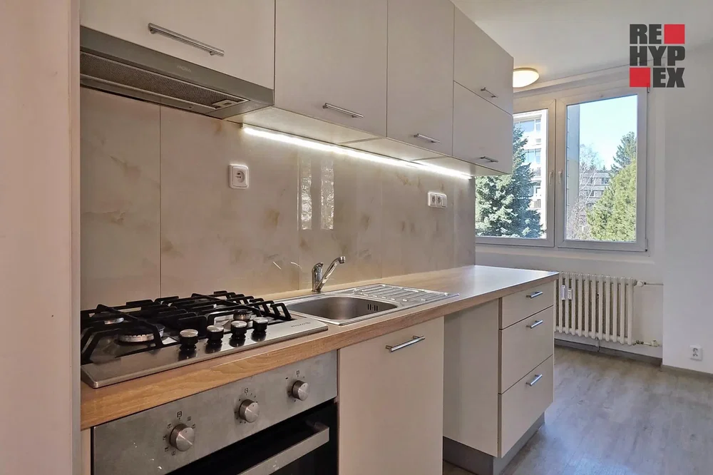 Keuken; keukenapparatuur, uitzicht, natuurlijk licht