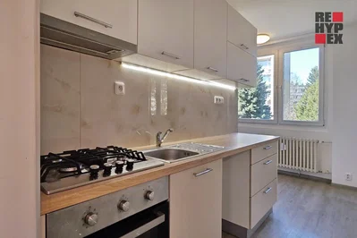 Keuken; keukenapparatuur, uitzicht, natuurlijk licht