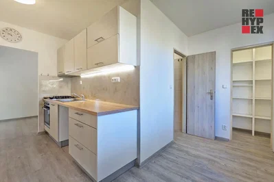 Keuken; keukenapparatuur, gerenoveerd, natuurlijk licht