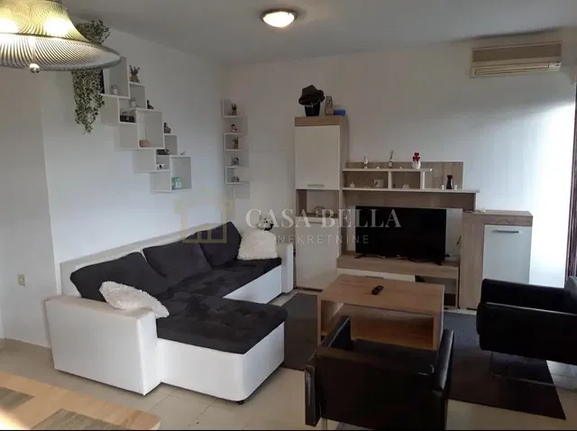 Obývačka; moderný štýl, prirodzené svetlo