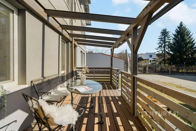 Balkon; razgled, naravna svetloba