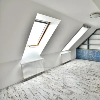 Çocuk odası; doğal ışık, tadilat gerekiyor, ahşap zemin