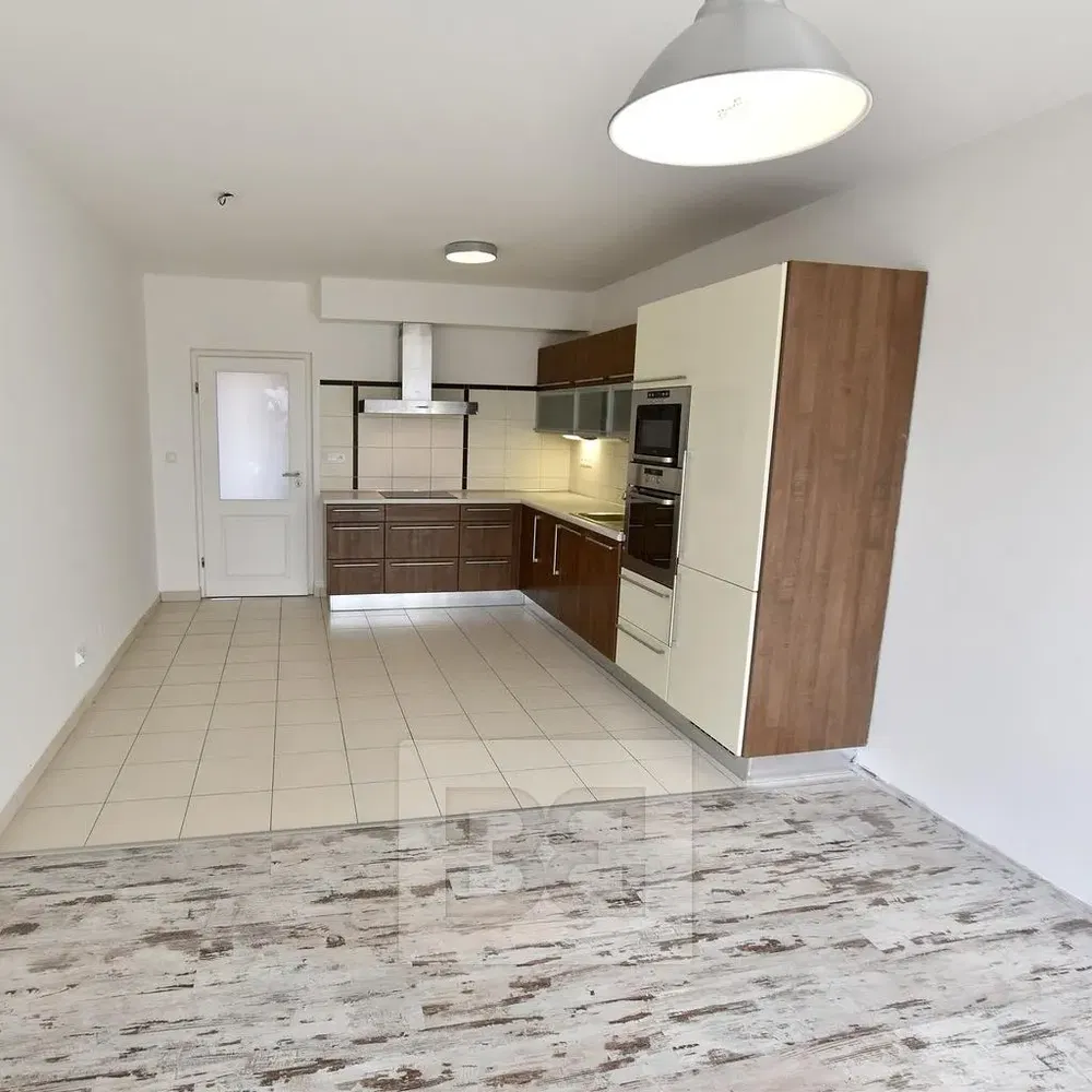 Mutfak; mutfak aletleri, fayans zemin, doğal ışık, modern stil