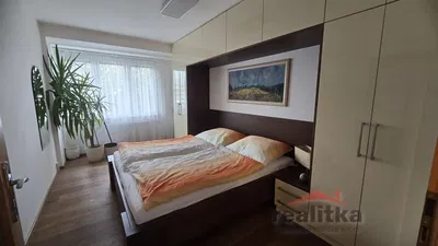 Yatak odası; ahşap zemin, doğal ışık, modern stil