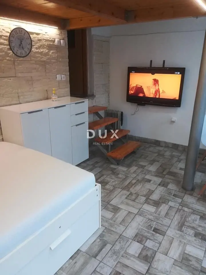 Yatak odası; fayans zemin, ahşap kirişler