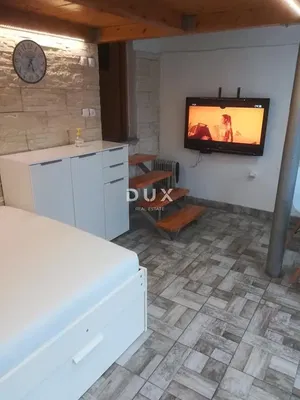 Yatak odası; fayans zemin, ahşap kirişler