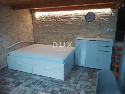 Yatak odası; ahşap kirişler, fayans zemin