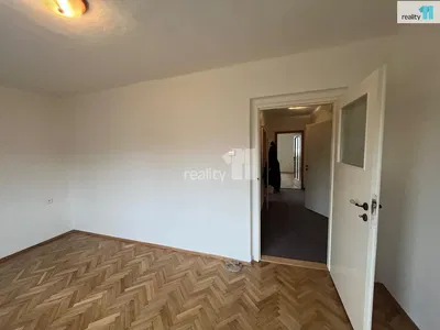 Schlafzimmer; holzboden, tageslicht