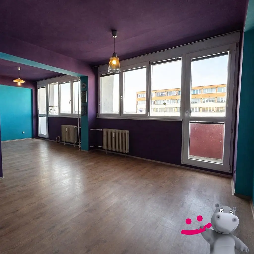 Oturma odası; doğal ışık, ahşap zemin