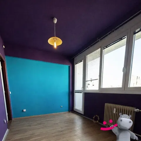 Camera dei bambini; pavimento in legno, luce naturale