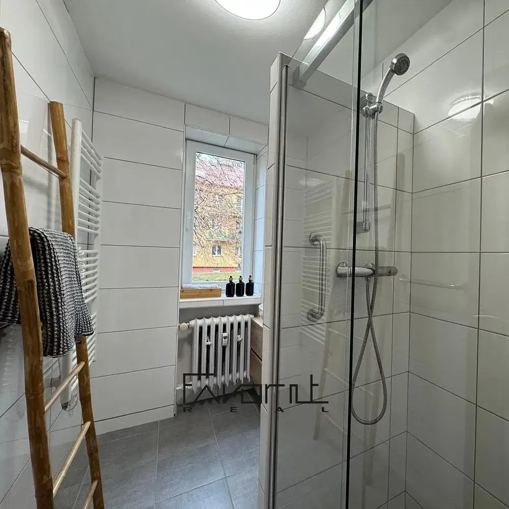 Banyo; fayans zemin, doğal ışık, tadilatlı