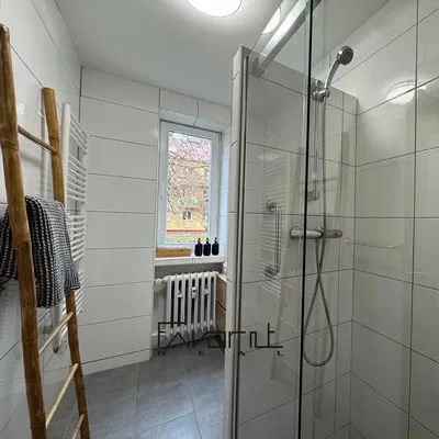 Banyo; fayans zemin, doğal ışık, tadilatlı