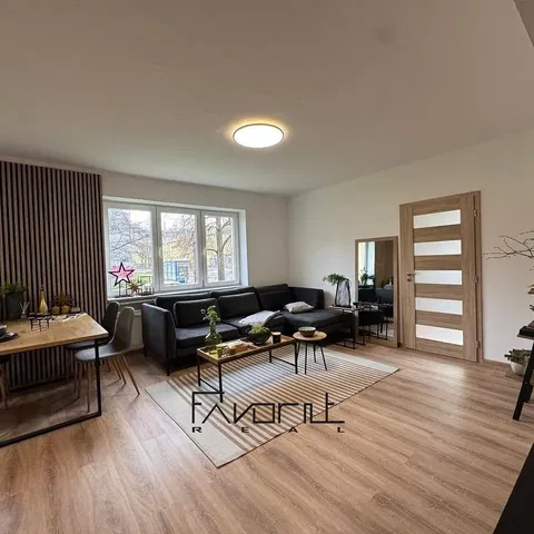 Woonkamer; houten vloer, natuurlijk licht, moderne stijl, uitzicht