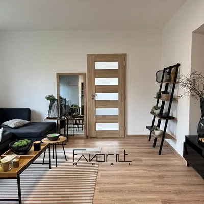 Oturma odası; doğal ışık, modern stil, ahşap zemin