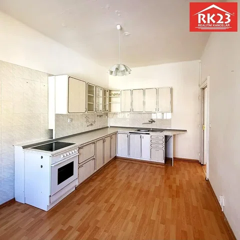 Cocina; electrodomésticos, suelo de baldosas, suelo de madera, luz natural