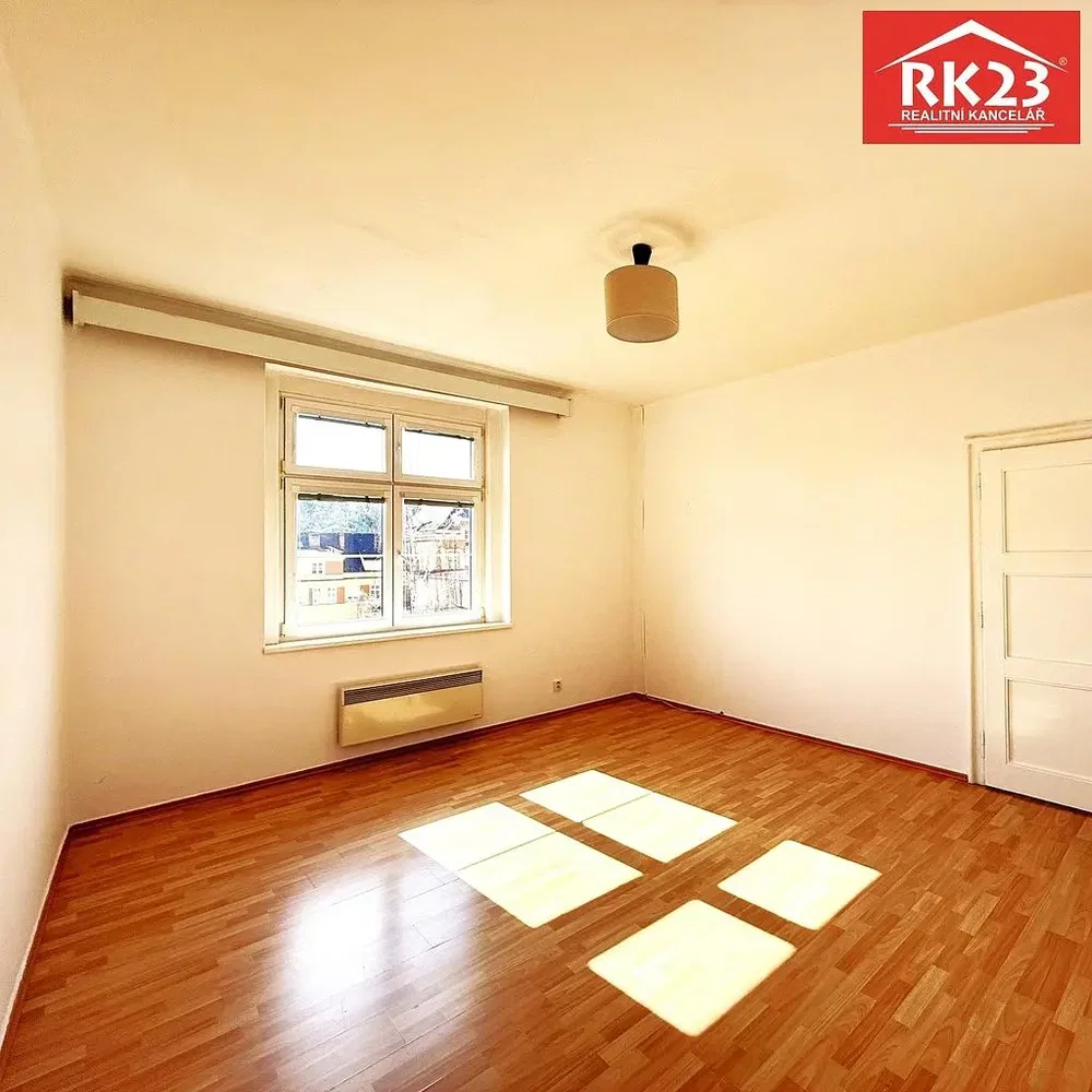 Chambre; vue, parquet, lumière naturelle