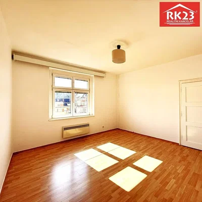 Spavaća soba; pogled, drveni pod, prirodno svjetlo