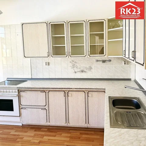 Cocina; electrodomésticos, suelo de baldosas, necesita renovación