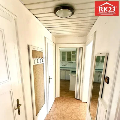 Šatňa; dlažba, potrebná rekonštrukcia