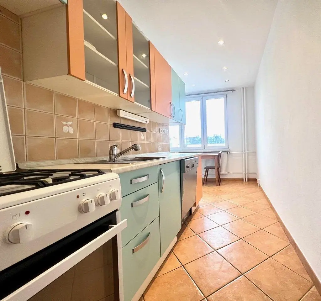 Cucina; elettrodomestici, pavimento in piastrelle, luce naturale