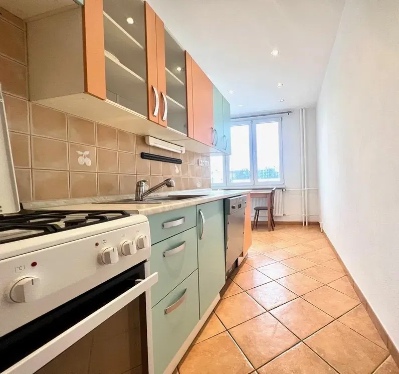 Cucina; elettrodomestici, pavimento in piastrelle, luce naturale