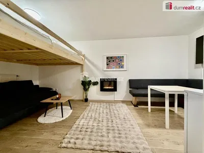 Dnevni boravak; kamin, drvene grede, drveni pod