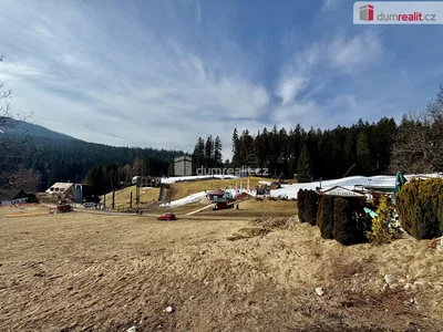 Kuća i okolina; pogled