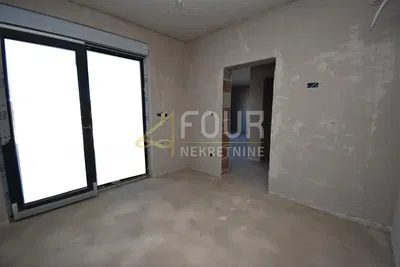 Obývací pokoj; nutná rekonstrukce, přirozené světlo